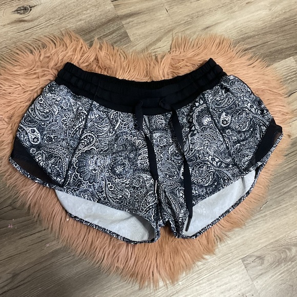 Lululemon Black White Short Size 6 - Picture 1 of 7